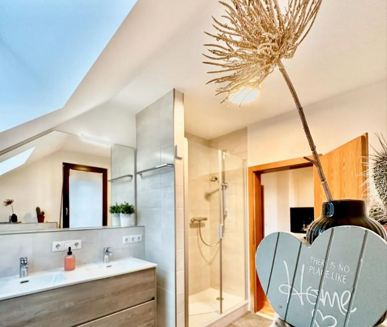 Sali Homes K39 Monte-Carlo -Spacious 6-Bedroom Apartment With Terrace And Garden Views In Bayreuth Ideal For Groups